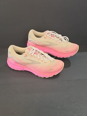 Brooks Ghost 15 Women’s Athletic Shoes - Pink and Cream Gradient Size 9